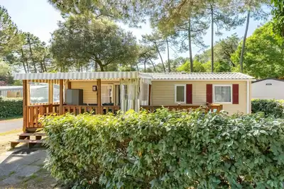 Image de Mobil-home 'Mh324 La Tremblade' avec piscine commune, terrasse privée et climatisation