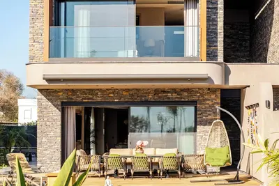 Stylish Beachfront Villa & Pool/Gym/Sauna/SeaView