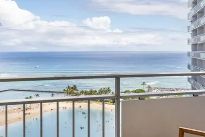 Image de Ocean Breeze Retreat: Luxe High-Rise 21f
