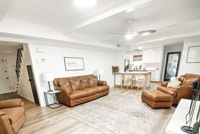 Image de Spacious centrally located 5-bedroom house in quiet neighborhood