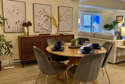 Image de The Birchstone- Shuttle on/shuttle off, hot tub!