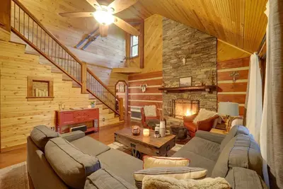 Image de Mountain Log Cabin w/ Deck, Fire Pit & Games