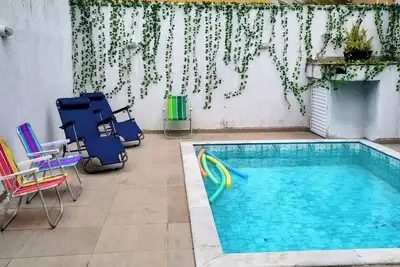 Image de Cozy house with pool, pets allowed, beachside location.