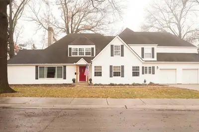 Image de Sprawling boldly designed home featuring 3 king beds, with a movie and game room