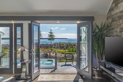 Image de Oceanfront Seaglass Estate  Near Acadia National Park, with Hot Tub and Views!