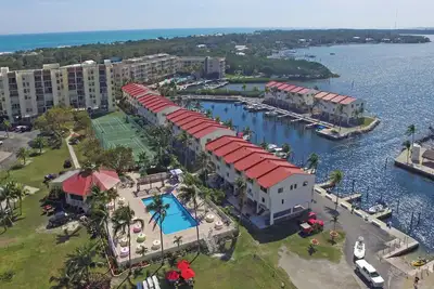 Image de 3-bedroom Futura Yacht Club condo with Fabulous Sunset views!