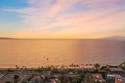 Image de Location, Location! Walking distance to beach, restaurants, and shops!