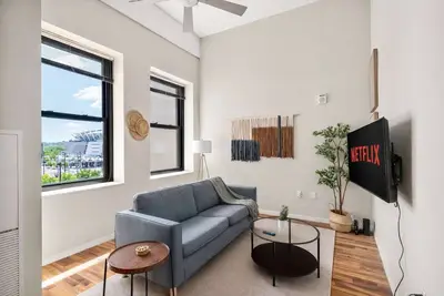 2 Bed w/ Pool, Hot Tub, Gym