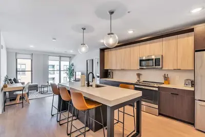 Downtown Apt Steps from Dining-Pool