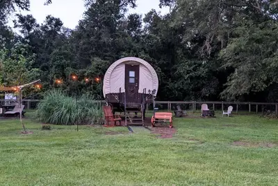 Image de Luxury Covered Wagon, Rooterville Animal Sanctuary