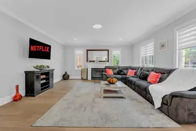 Brampton Stay w/ Bar, Patio, Firepit Bbq & Games