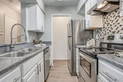 Image de Charming Dallas Medical District apartment, perfect for work stays.