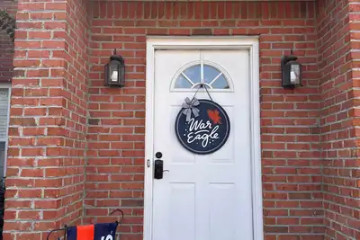 Image de Aubie's Den! 2-bedroom, 2. 5-bathroom Townhome!