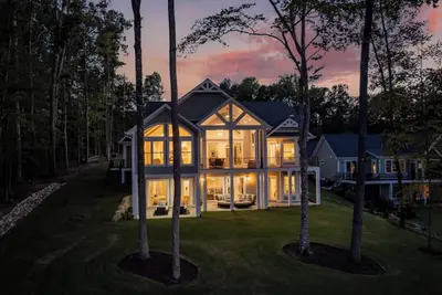 Image de New Luxury Home on Main-Lake Perfect for Family Getaways