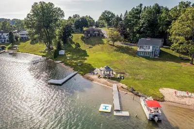 Image de Private Beach, 3, 000 Sq Ft: Murray Lake Retreat!