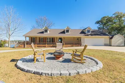 Private Dock & Hot Tub: Lakefront Eufaula Escape