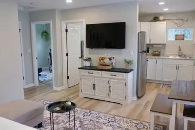 Image de Beautiful 2-bedroom apartment in charming Southeast Indianapolis