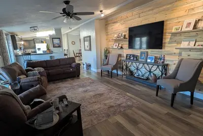 Image de Bedroom on the River in charming Aztec