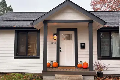 Image de A cozy and stylish two bedroom home in historic downtown Hillsboro, Oregon.