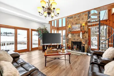 Image de Renovated Retreat w/ Epic Garage Game Room Near Ski Resorts