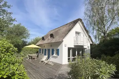 Image de La Petite Maison du Caillou, maison 3* typique Bretonne toit de chaume