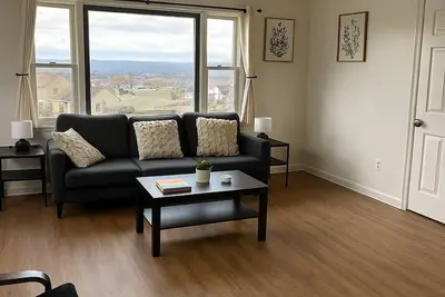 Image de Accessible Large Lake View Home, sleeps 9, near Cornell