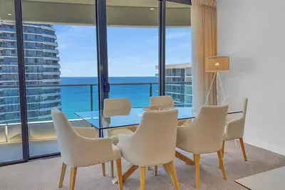 Image de Luxury High-Rise Living | Oracle Tower 2 Level 30