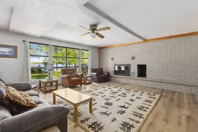 Image de Classic Cabin on Mary Lake!