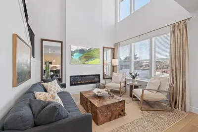 Image de Ski Basecamp • Cozy Modern • Minutes to Everything