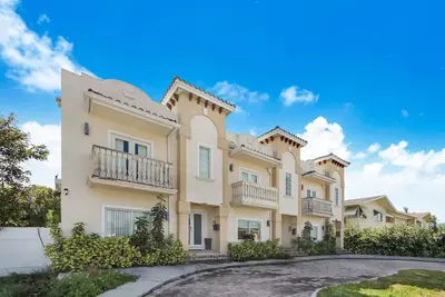 Image de Sun-Drenched 3-Bedroom Hollywood Gem with Parking