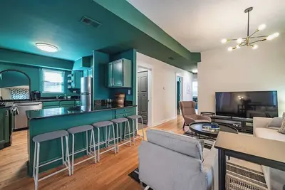 Image de The Ivy Flat | Designer 4br Steps to Wrigley Field