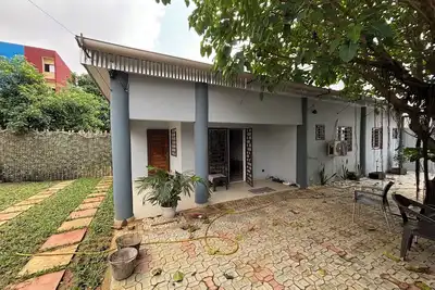 Villa moderne 2 chambres, avec jardin et garage.