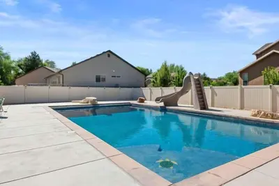 Image de In ground Pool in the Summer! Hot tub and 15 min to skiing in the Winter!