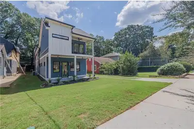 Image de Elegant, Fully Furnished Three-Bedroom Home with Premium Finishes.