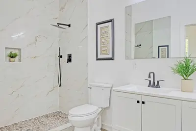 Image de Luxury 10 Room Home with Huge Rooftop In Atl near Zoo, Aquarium, Stadium, and more