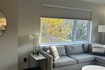 Image de Contemporary 3-story corner townhome located in downtown Indianapolis