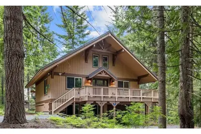 Image de Cabin style lake house in the snowy mountains.