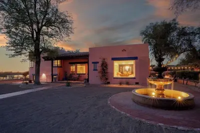 Image de Modern Spanish Colonial home Pool & Hot tub