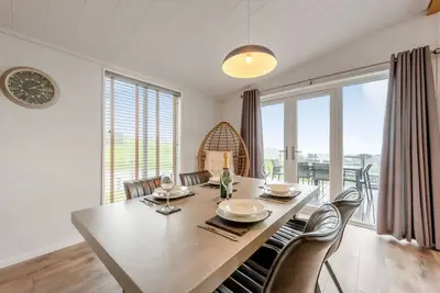 Image de Sonnet 3 Spa (Pet) (Roof Terrace), Carmarthen