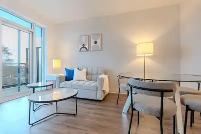 Image de RivetStays | The Westmounts Executive Suite – 2 Bedroom Condo