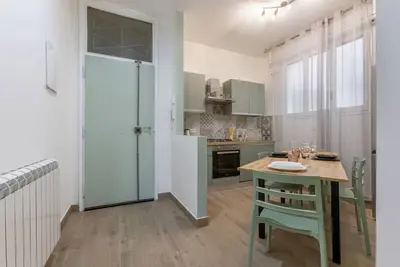 Image de A comfortable and spacious 85 square meters apartment, perfect for seven people, located on the second floor of a renovated historic building with an elevator (Not accessible to guests with disabilities). The property is located just steps from Porta San