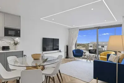 Image de Modern Apartment Opposite Beach, Parking & Balcony