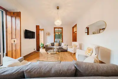 Image de Historic Lisbon retreat with large garden, heated jacuzzi, and views of São Vicente de Fora. Sleeps 14, with large living and dining spaces, private external annex, and just steps from Chiado, Avenida da Liberdade, and the riverfront.