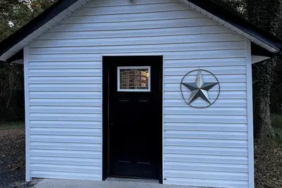 Image de Cozy 1-bedroom building \"out back\" in downtown Asheboro, Nc. Great location.