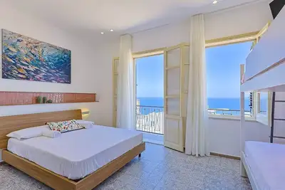 Balcon avec vue imprenable • Douche panoramique