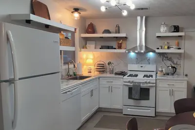 Image de One-Level: 3-bedroom home with King Bed & Fire Pit/10 min to Stone Mountain Park