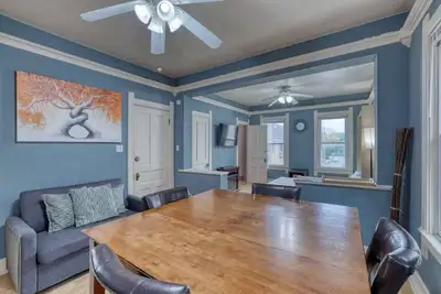 Image de 6br Spacious Home Near Dt w/Patio Balcony & Garage Sleeps 16