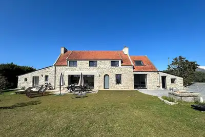 Image de Grande villa moderne avec 2500m² jardin, seulement 500m de la mer pour max 12 p.