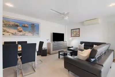 Image de Appartement dans la Vieille Ville avec piscine partagée, jardin et Wi-Fi