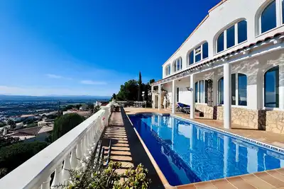 Image de Villa Serenity | Piscine privée, clim, vue sur la baie de Roses, jusqu’à 13 pers